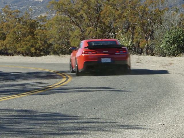 Shelby GT350R против Camaro Z28 - битва мускул-каров